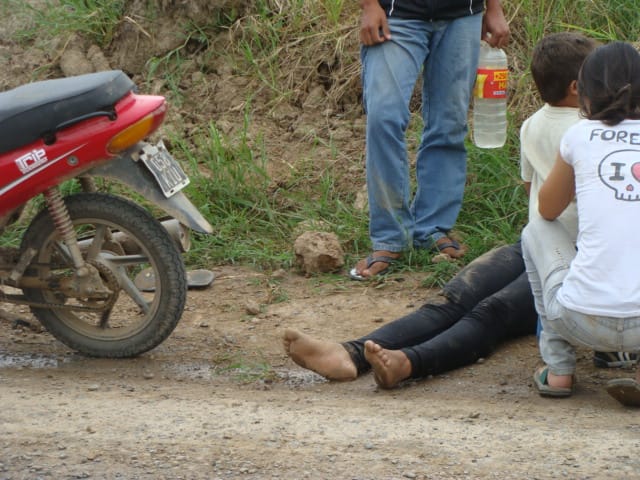 LAGUNA NAINECK: Joven motociclista y acompañantes sufrieron lesiones tras caída en ruta.