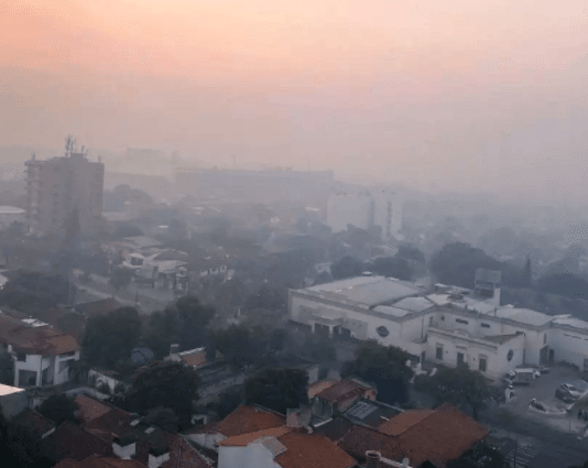 PELIGRO AMBIENTAL: El humo por los incendios forestales de Corrientes llegó a Paraguay
