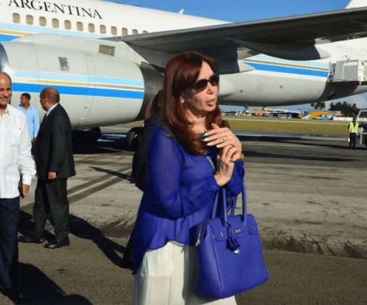 Los vuelos de Cristina Kirchner a El Calafate en aviones oficiales cuestan 18 veces más que un pasaje en Primera en Aerolíneas Argentinas