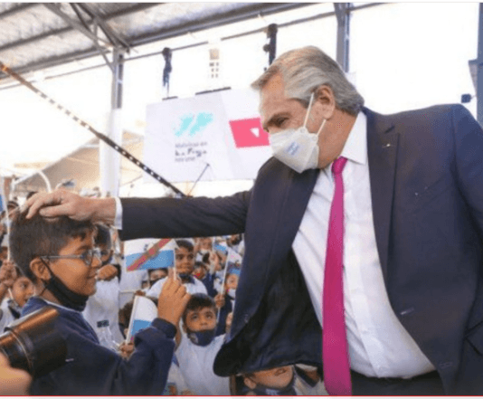 PRESIDENTE INQUIETADO: En un acto por el inicio de clases en La Rioja, un alumno le preguntó a Alberto Fernández por qué rompió la cuarentena