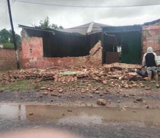 LAGUNA BLANCA: Un añoso inmueble sufrió el derrumbe de parte de su estructura sin producir lesionados.
