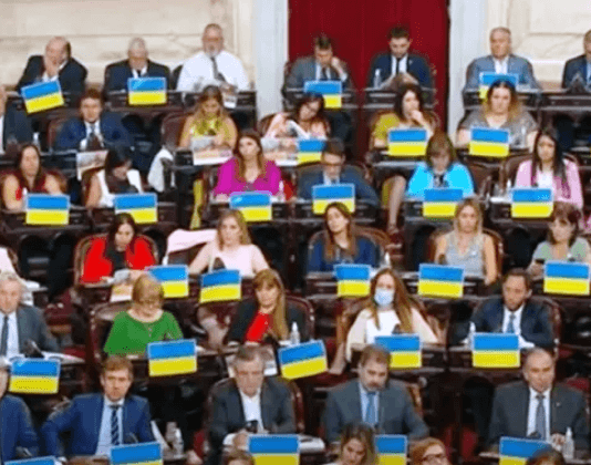 Para cuestionar al Gobierno, JxC llenó el Congreso de banderas de Ucrania