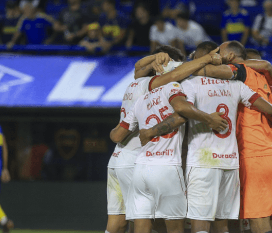 Boca tuvo una floja actuación y perdió con Huracán en la Bombonera tras 12 años