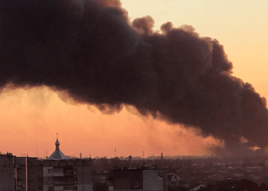 Rusia refuerza sus ataques a Ucrania y bombardeó la zona del aeropuerto de Lviv