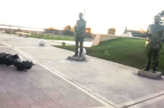 Derribaron y rompieron una estatua de Cristina Kirchner en Río Gallegos.