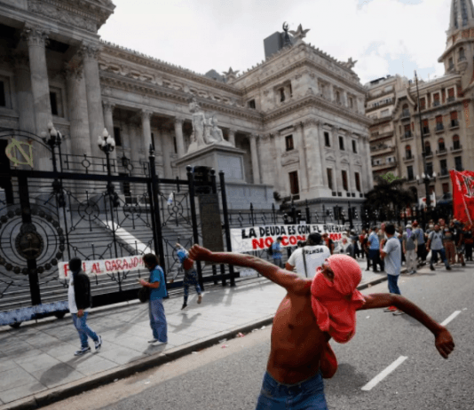 Violentos incidentes durante debate por acuerdo con FMI: atacaron el Congreso y arrojaron bomba molotov a la Policía