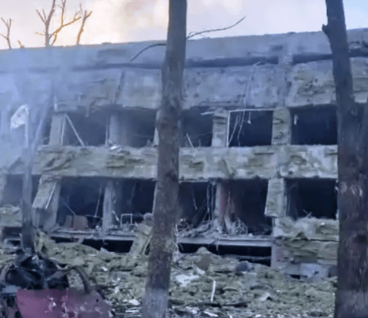 Zelenski denunció que Rusia atacó y destruyó una maternidad en Ucrania: habría niños atrapados