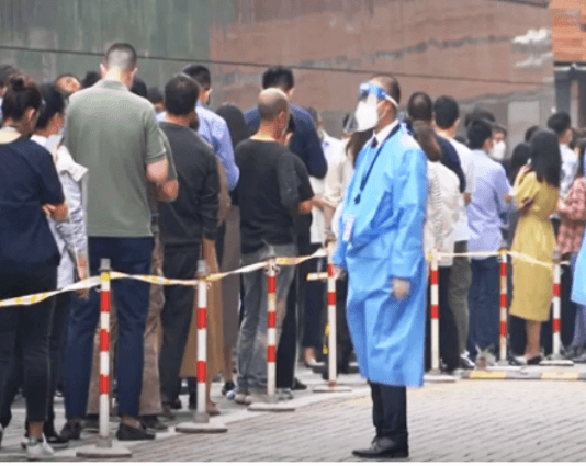 PANDEMIA: Siguen los brotes de coronavirus en China y cada vez más personas vuelven al confinamiento