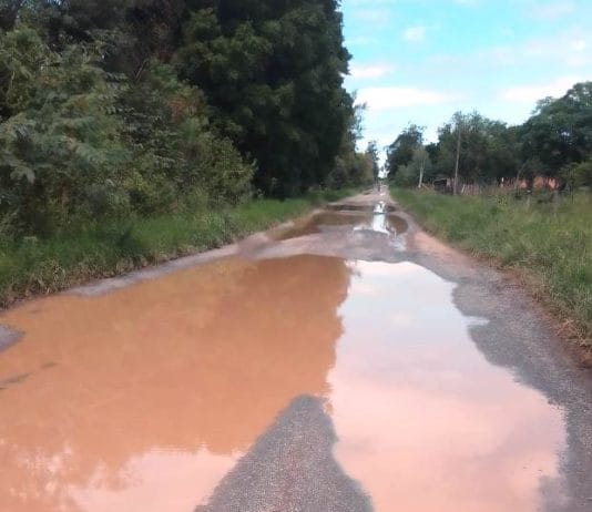 LAGUNA NAINECK: En la colonia El Paraíso intentan reparar la Ruta Provincial 8 ante la ausencia de Vialidad y la Municipalidad.