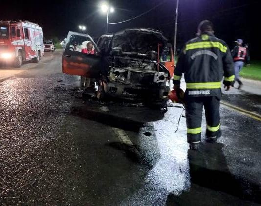 LAGUNA BLANCA. Camioneta sufrió un incendio en control policial.