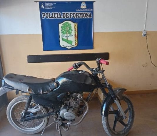 LAGUNA BLANCA: La policía recuperó una motocicleta sustraída por un menor de edad.