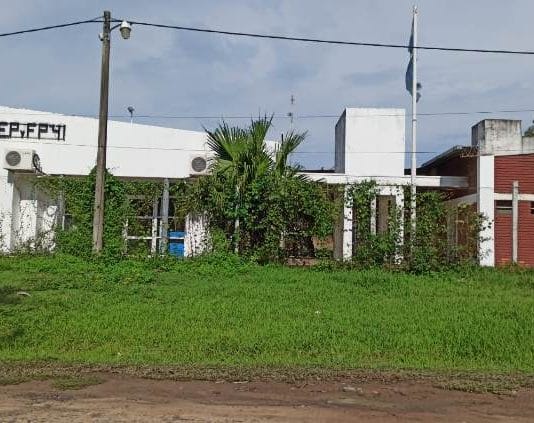 LAGUNA NAINECK: Piden por veredas y alumbrado en un establecimiento educativo.