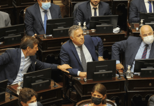 Críticas a otra jugada K. La oposición califica de “cobarde y siniestra” la fractura del bloque del Frente de Todos en el Senado: “Intentan robarse un lugar en la Magistratura”.