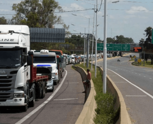 Advierten que por el paro de transportistas se dejan de exportar U$S100 millones diarios