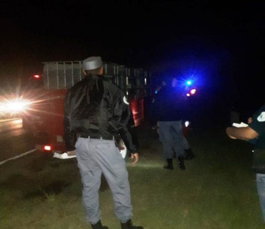 LAGUNA NAINECK: La policía local intervino vehículos que transportaban combustibles.