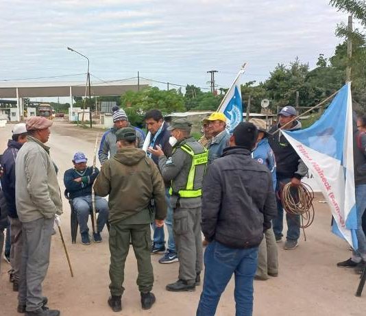 CLORINDA: Productores del norte volvieron a la Ruta 11 en el acceso al complejo San Ignacio de Loyola.