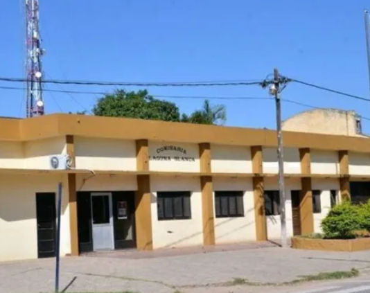 LAGUNA BLANCA: La policía allanó un alquiler que funcionaba como presunto centro de distribución de drogas y detuvo a un hombr
