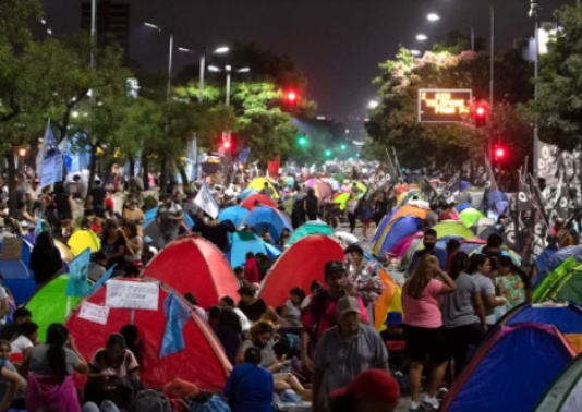 Beneficiarios de planes sociales denuncian que los obligan a ir a las marchas o pagar para no perder su ingreso