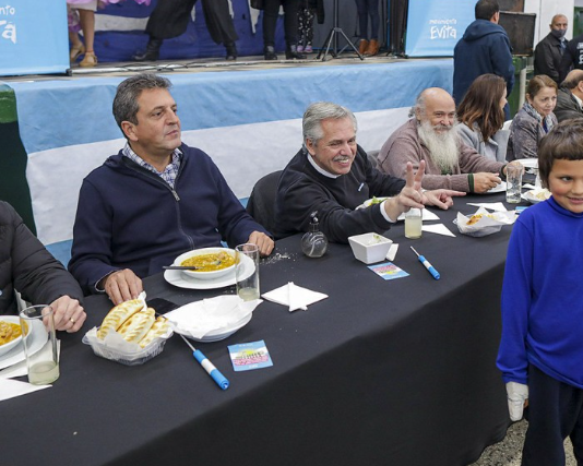 Alberto Fernández cantó, tocó la guitarra y llamó a la unidad en un acto del Movimiento Evita