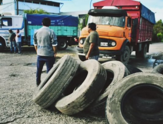 Transportistas denuncian falta de combustibles y advierten sobre posibles medidas de fuerza