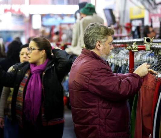 PRECIOS INSÓLITOS: Un par de zapatillas vale lo mismo que un alquiler, una camisa igual que un salario mínimo