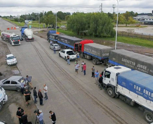 El transporte de cargas advirtió que se agrava la falta de gasoil: alertan por sobreprecios en el interior