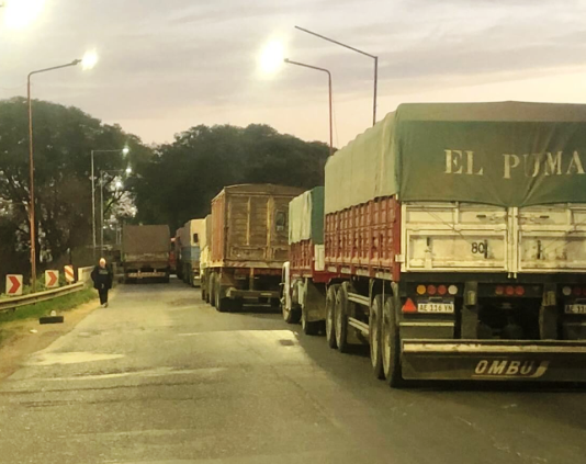 CRISIS DEL GASOIL: El paro de transportistas se potencia con piquetes