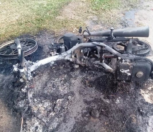 LAGUNA BLANCA: Se quedó sin moto por un incendio.