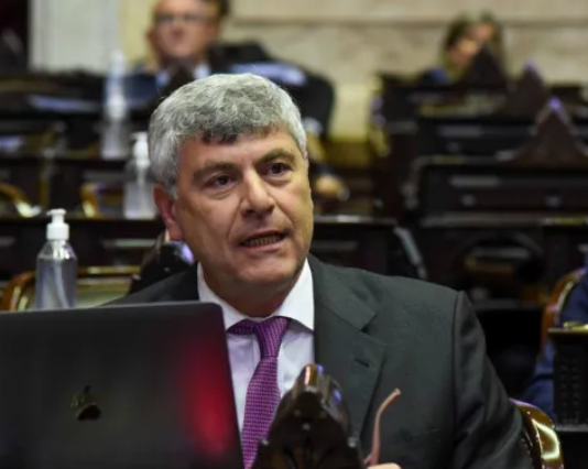 Buryaile propone un marco legal para que los usuarios sean notificados con antelación en los aumentos de servicios de internet, telefonía y televisión