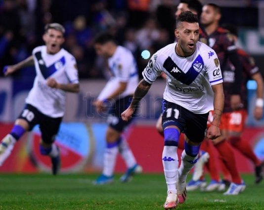 Vélez superó a River pero se quedó corto en el resultado y dejó la serie abierta