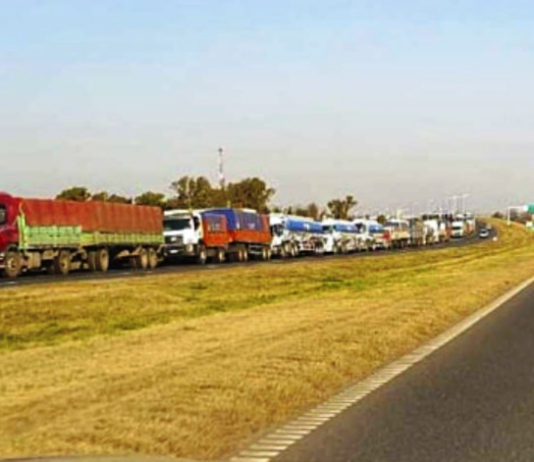 Transportistas mantienen las protestas en varias provincias y afectan a los granos.