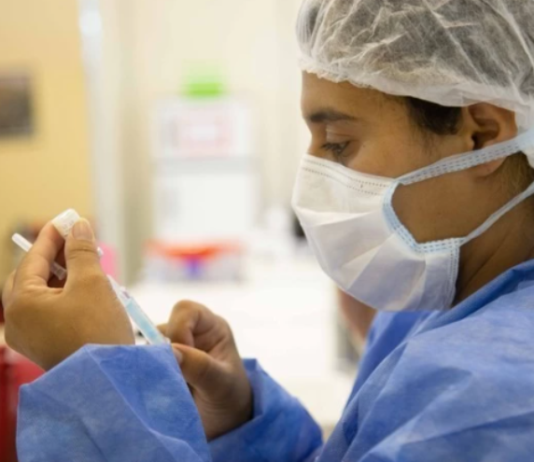 Coronavirus en el país: los contagios se redujeron un 50% en el último mes