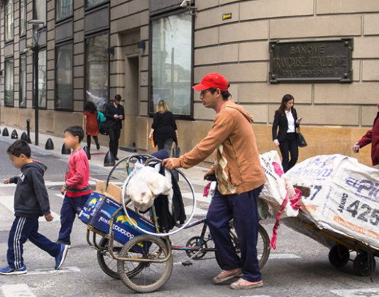 Para no ser pobre una familia tipo necesitó ingresos por casi $100.000
