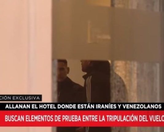 Prohíben salir del país a los 19 tripulantes del avión retenido en Ezeiza