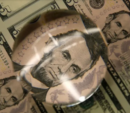 El dólar libre subió a un récord de $239 y el riesgo país superó los 2.500 puntos