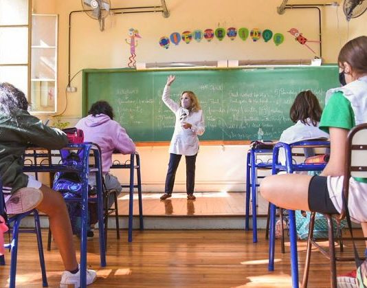 Adiós al “todes” en las escuelas de CABA: regularán el lenguaje inclusivo en las aulas