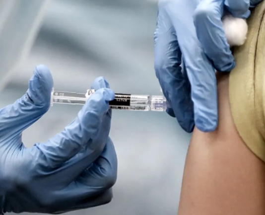 Presentaron nuevas denuncias por presuntas irregularidades en el inicio de la vacunación contra el coronavirus