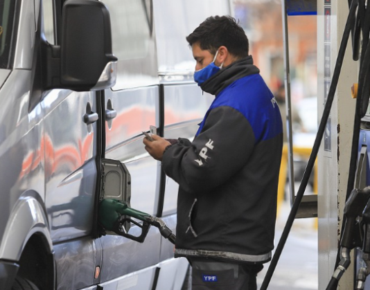 YPF aplicará un recargo en el gasoil a vehículos con patente extranjera