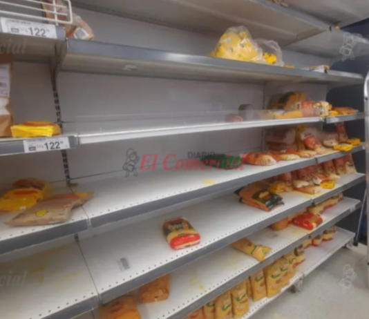 SITUACIÓN CRÍTICA: Las góndolas de los súper lucen vacías.