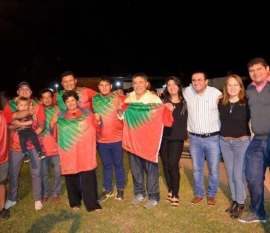 LAGUNA NAINECK: Juan Carlos Amarilla y Mirna Molinas entregaron indumentaria deportiva al club San Miguel.
