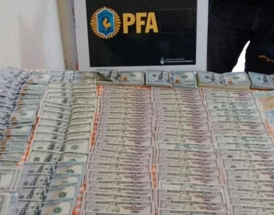 Encontraron 50 mil dólares y más de 7 millones de pesos en casas de punteros de organizaciones sociales