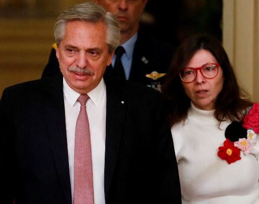 Pese a que Batakis anunció que no habría más ingresos en el Estado, el Gobierno apura 11.000 pases a planta