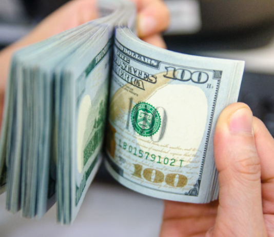 DÓLAR AL ROJO VIVO: La cotización libre sube a un récord de $300 y el contado con liqui llegó a 307 pesos