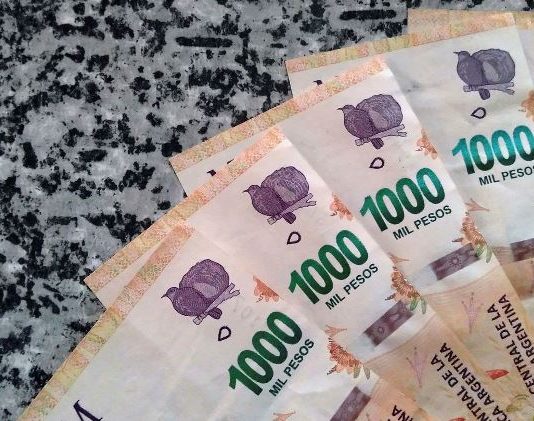 El billete de $1000 pierde valor en la región y vale menos de US$4 al dólar blue