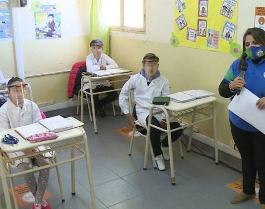 Fuerte rebrote de covid en colegios y escuelas: algunos vuelven a lo virtual.