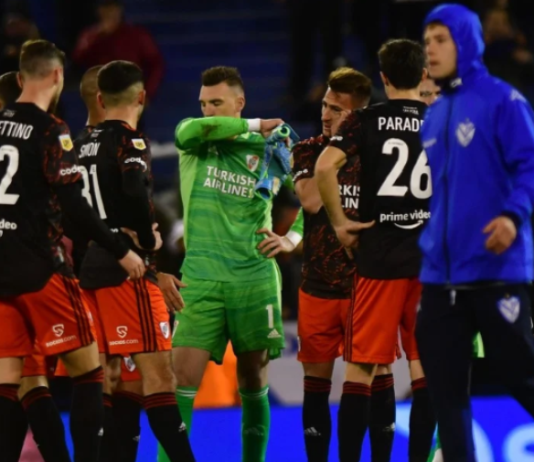 Vélez encontró el empate sobre el final y volvió a amargar a River, ahora en la Liga Profesional.