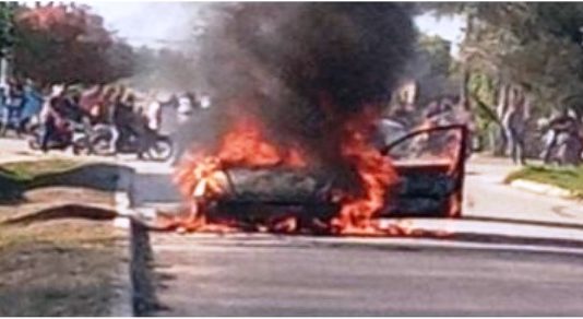 Gral. BELGRANO: Automóvil destruido en su totalidad por un incendio.