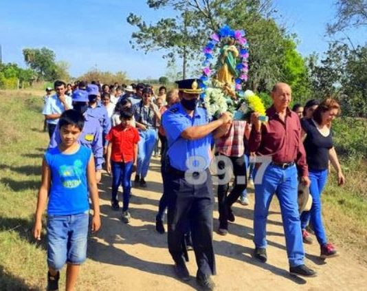 EL ESPINILLO: La policía acompañó la procesión de Nuestra Señora de Asunción en colonia Loro Cué.