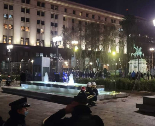 Incidentes en la puerta de Casa Rosada: manifestantes arrojaron antorchas y piedras