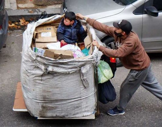 Más de un millón de niños y adolescentes saltearon una comida diaria por la crisis económica